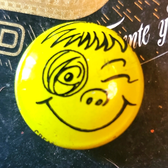 CREATIVE HOUSE Vintage Emoji Pin Winking Smiley Face - Picture 1 of 3